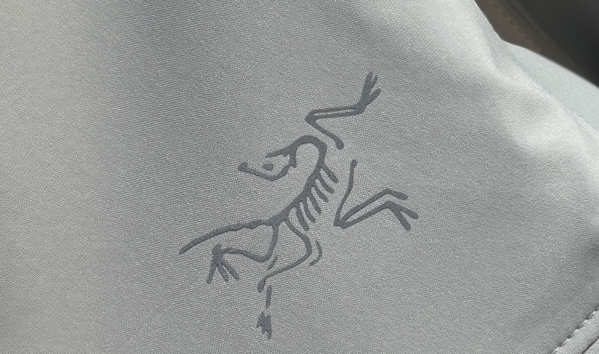 🔥始祖鸟 2025新款秋冬男士新品 防风防雨夹克冲锋衣！连帽外套更是秋冬衣橱里必不可少的一件，百搭单品。