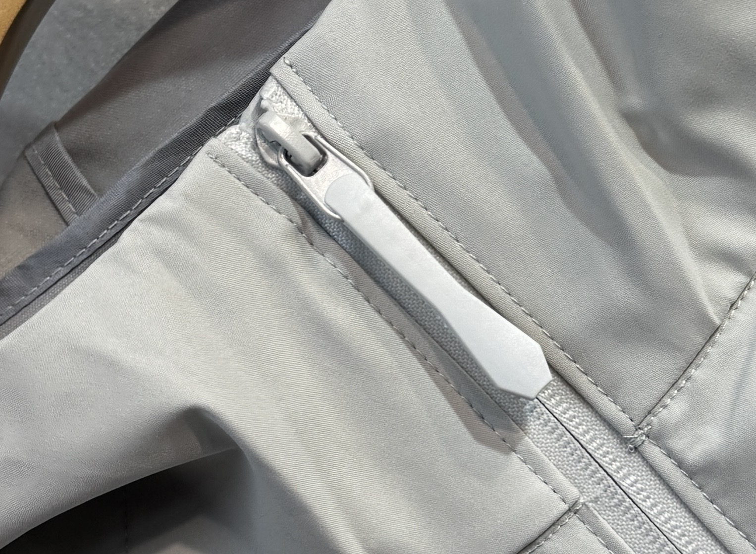 🔥始祖鸟 2025新款秋冬男士新品 防风防雨夹克冲锋衣！连帽外套更是秋冬衣橱里必不可少的一件，百搭单品。