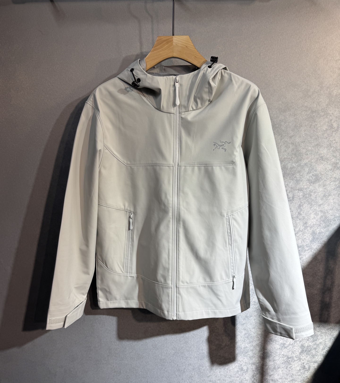 🔥始祖鸟 2025新款秋冬男士新品 防风防雨夹克冲锋衣！连帽外套更是秋冬衣橱里必不可少的一件，百搭单品。