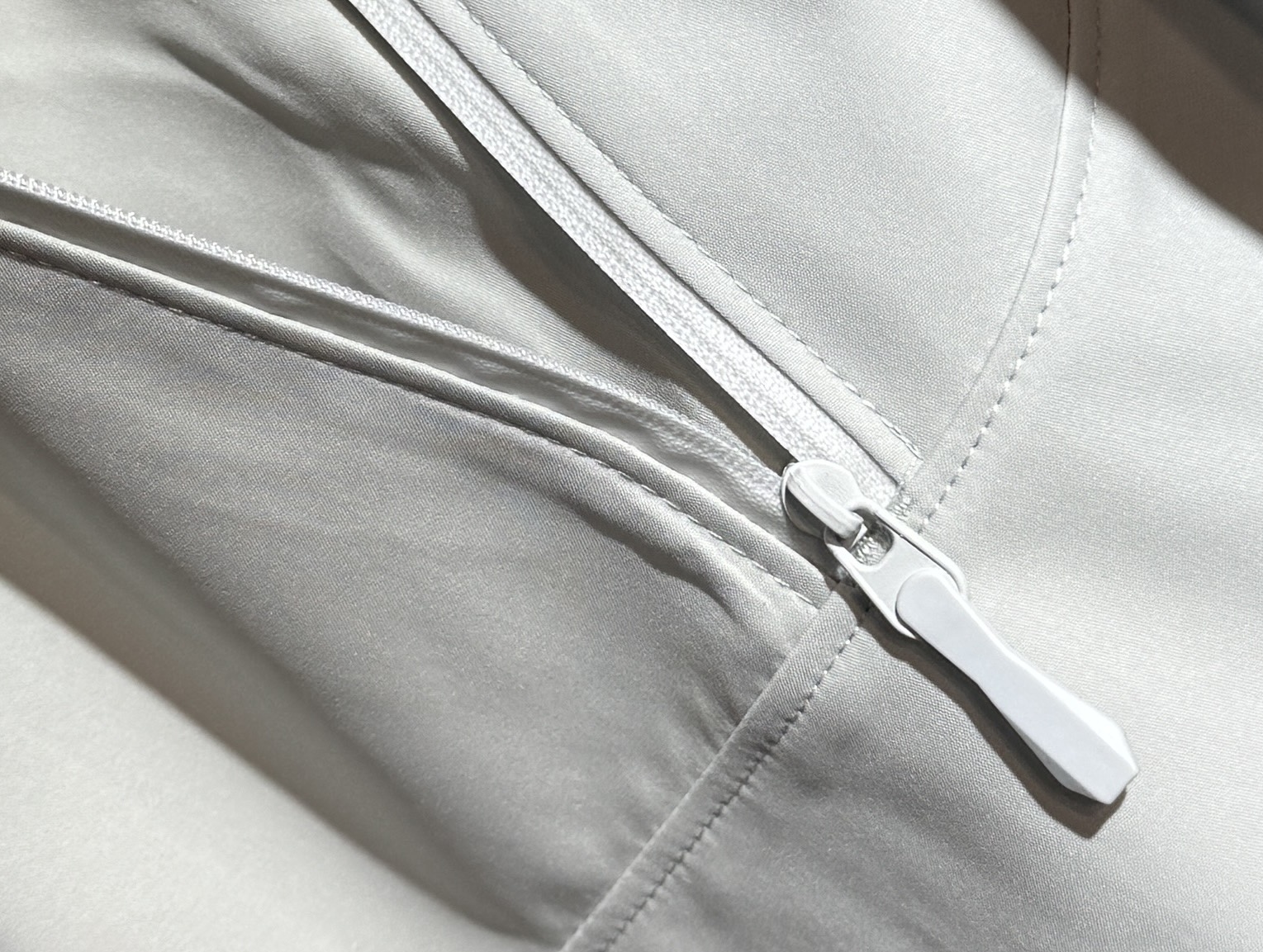 🔥始祖鸟 2025新款秋冬男士新品 防风防雨夹克冲锋衣！连帽外套更是秋冬衣橱里必不可少的一件，百搭单品。