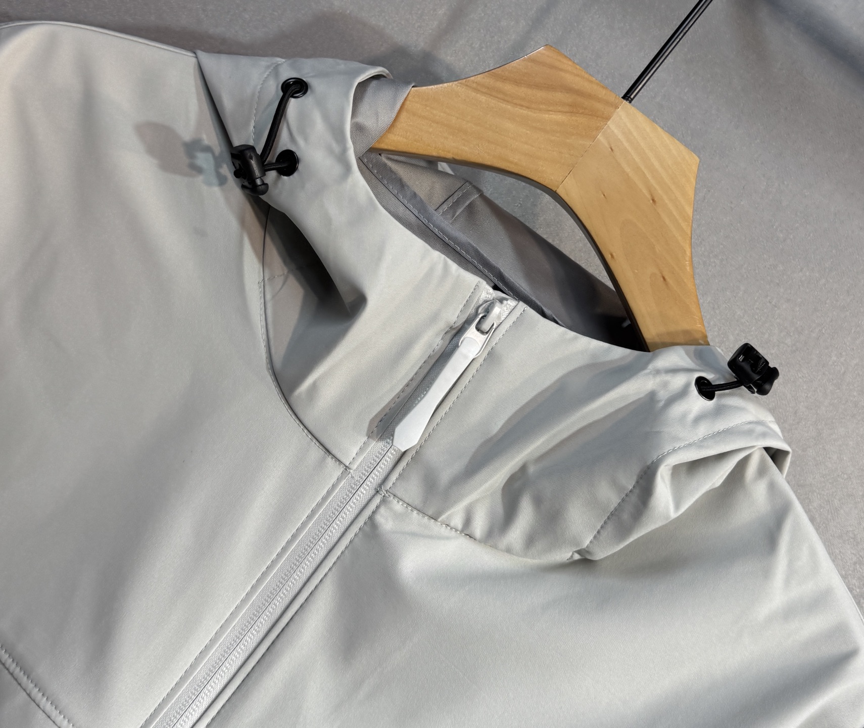 🔥始祖鸟 2025新款秋冬男士新品 防风防雨夹克冲锋衣！连帽外套更是秋冬衣橱里必不可少的一件，百搭单品。