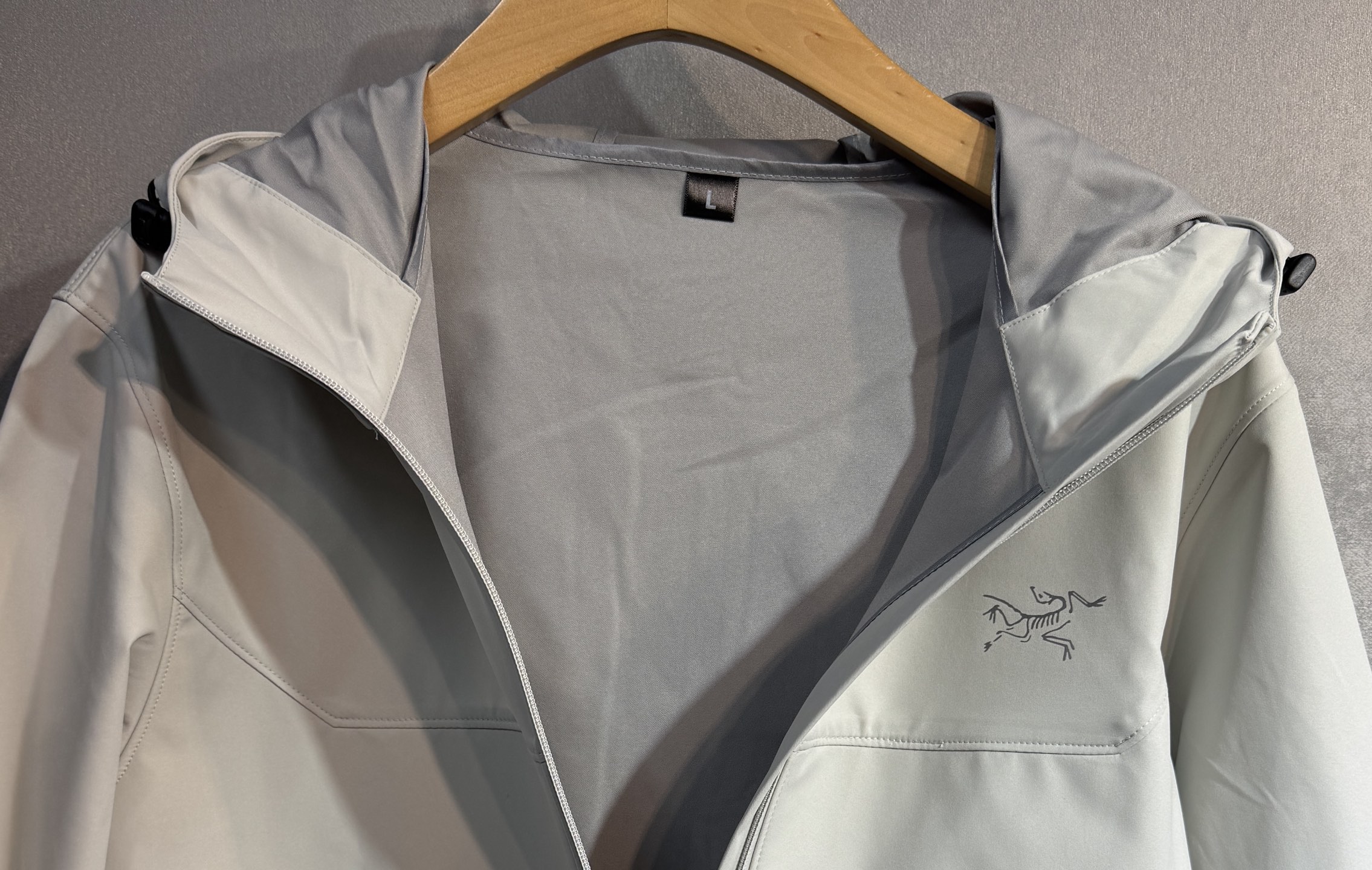 🔥始祖鸟 2025新款秋冬男士新品 防风防雨夹克冲锋衣！连帽外套更是秋冬衣橱里必不可少的一件，百搭单品。