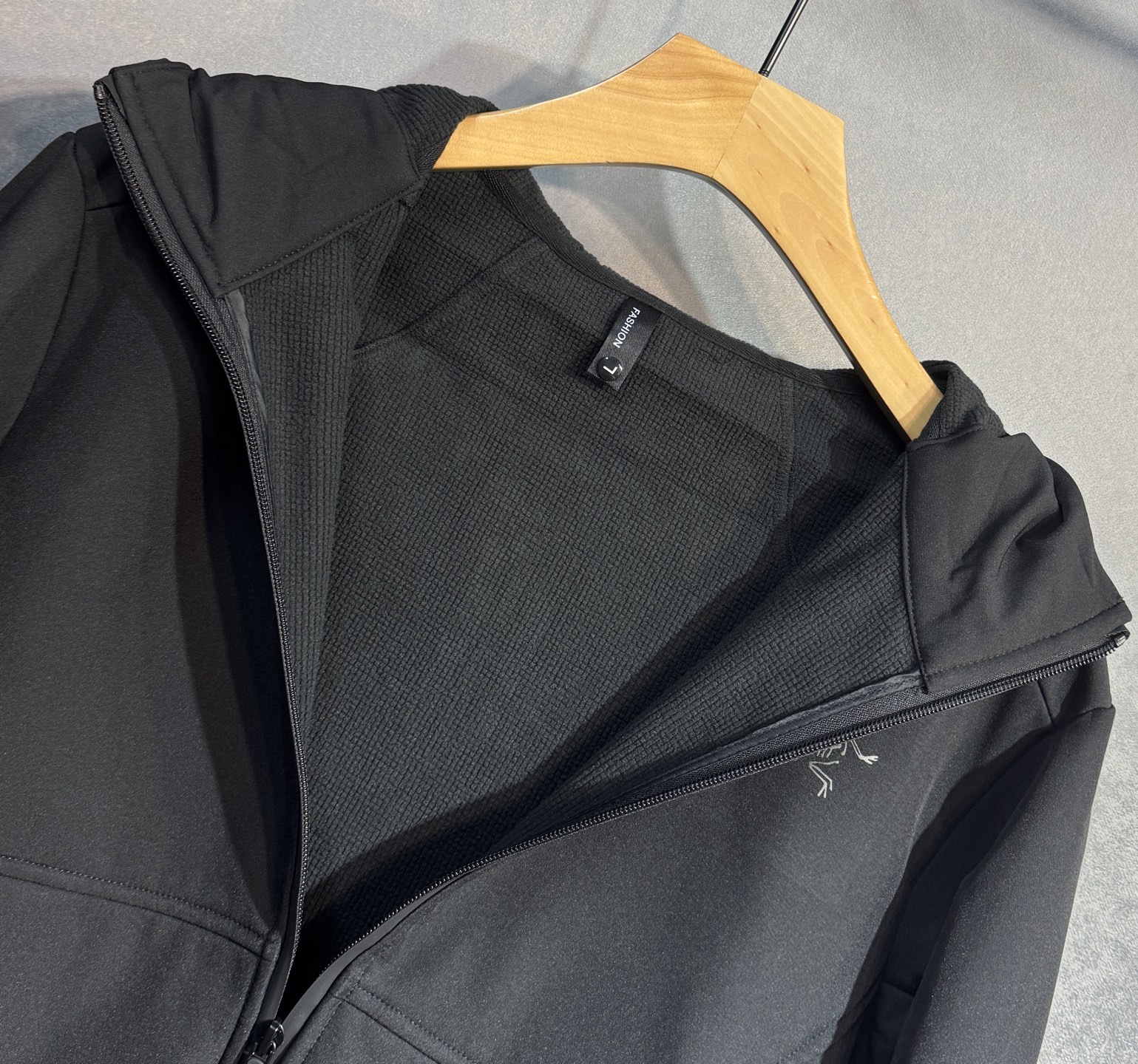 🔥始祖鸟 2025新款秋冬男士新品 防风防雨夹克冲锋衣！连帽外套更是秋冬衣橱里必不可少的一件，百搭单品。