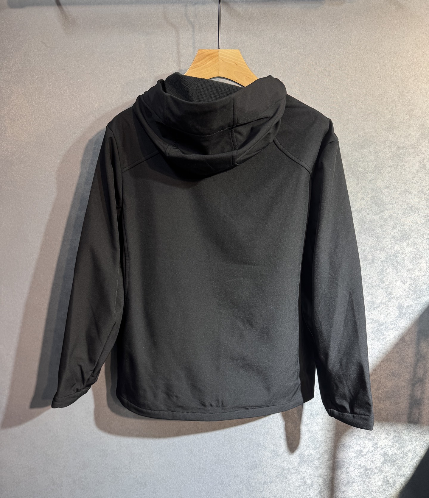 🔥始祖鸟 2025新款秋冬男士新品 防风防雨夹克冲锋衣！连帽外套更是秋冬衣橱里必不可少的一件，百搭单品。