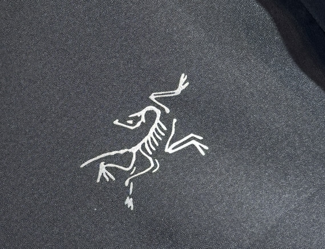 🔥始祖鸟 2025新款秋冬男士新品 防风防雨夹克冲锋衣！连帽外套更是秋冬衣橱里必不可少的一件，百搭单品。