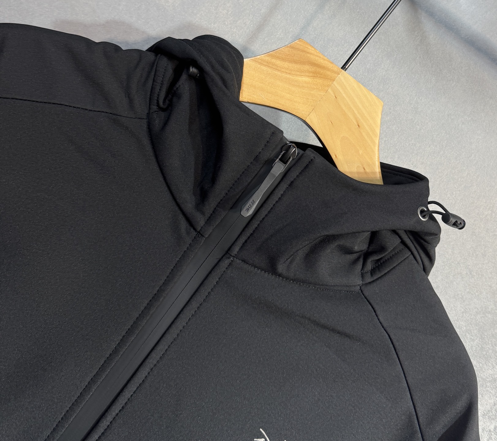 🔥始祖鸟 2025新款秋冬男士新品 防风防雨夹克冲锋衣！连帽外套更是秋冬衣橱里必不可少的一件，百搭单品。