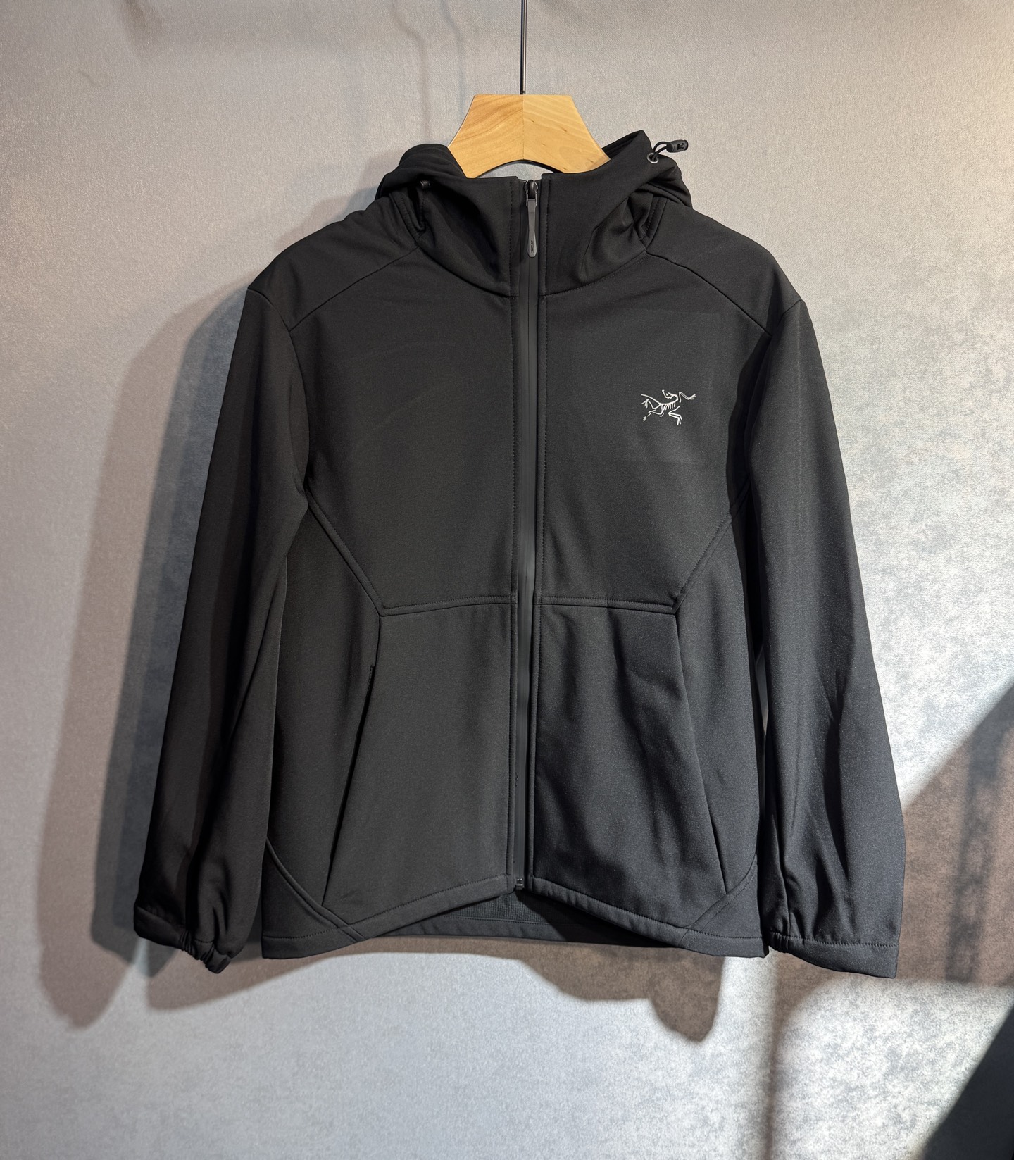 🔥始祖鸟 2025新款秋冬男士新品 防风防雨夹克冲锋衣！连帽外套更是秋冬衣橱里必不可少的一件，百搭单品。