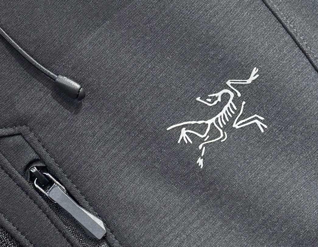 🔥始祖鸟 2025新款秋冬男士新品 防风防雨夹克冲锋衣！连帽外套更是秋冬衣橱里必不可少的一件，百搭单品。