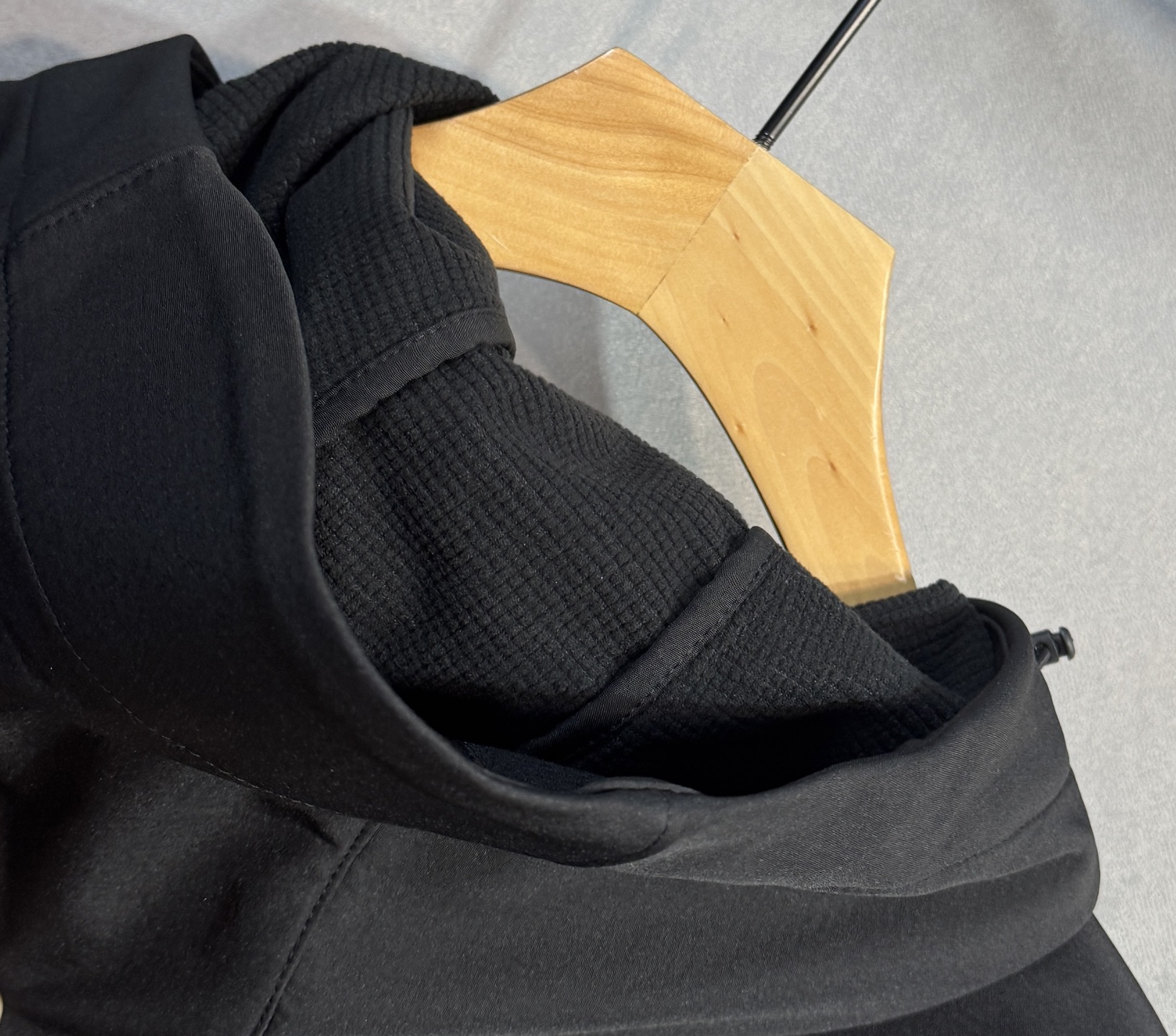 🔥始祖鸟 2025新款秋冬男士新品 防风防雨夹克冲锋衣！连帽外套更是秋冬衣橱里必不可少的一件，百搭单品。