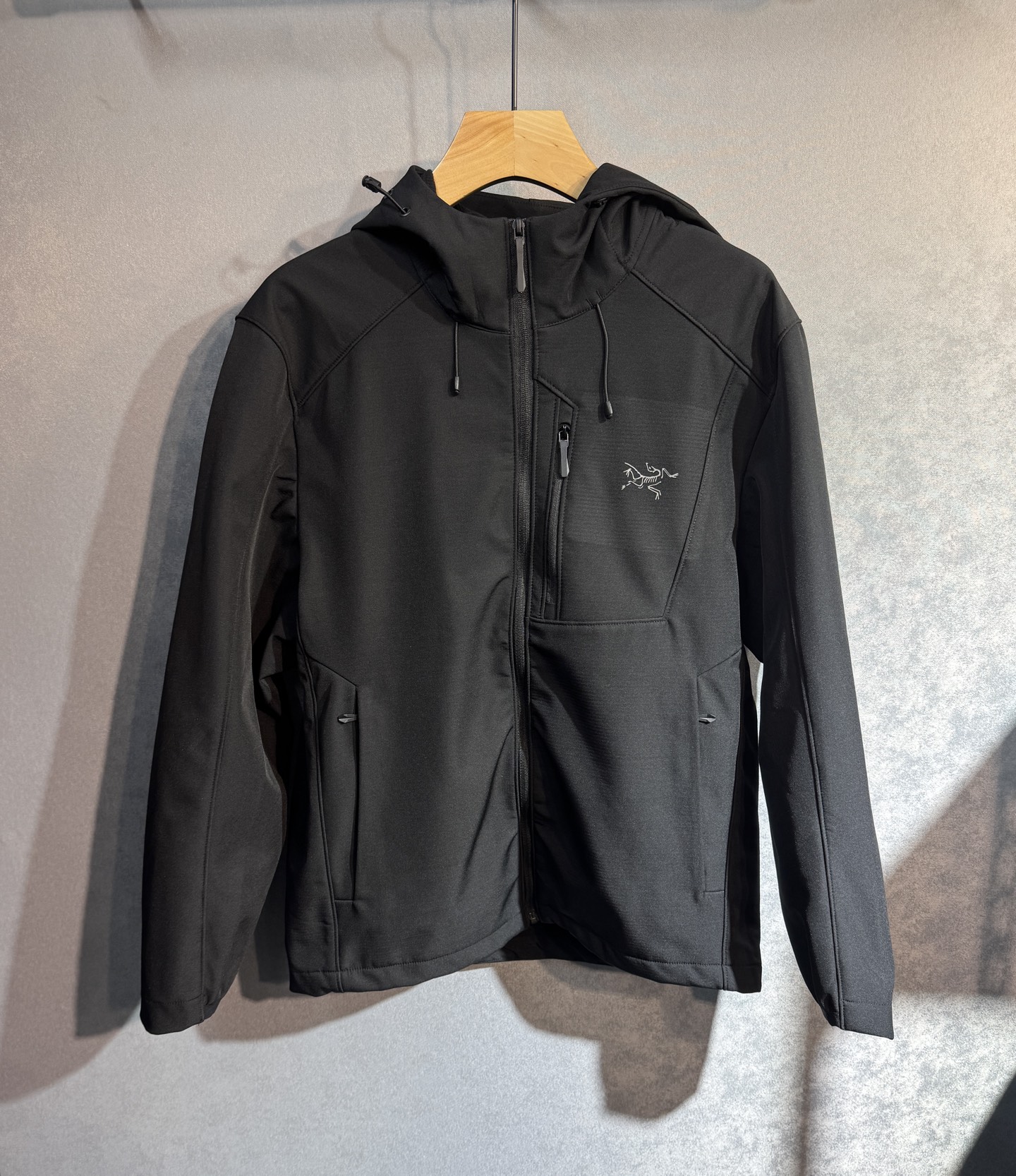 🔥始祖鸟 2025新款秋冬男士新品 防风防雨夹克冲锋衣！连帽外套更是秋冬衣橱里必不可少的一件，百搭单品。