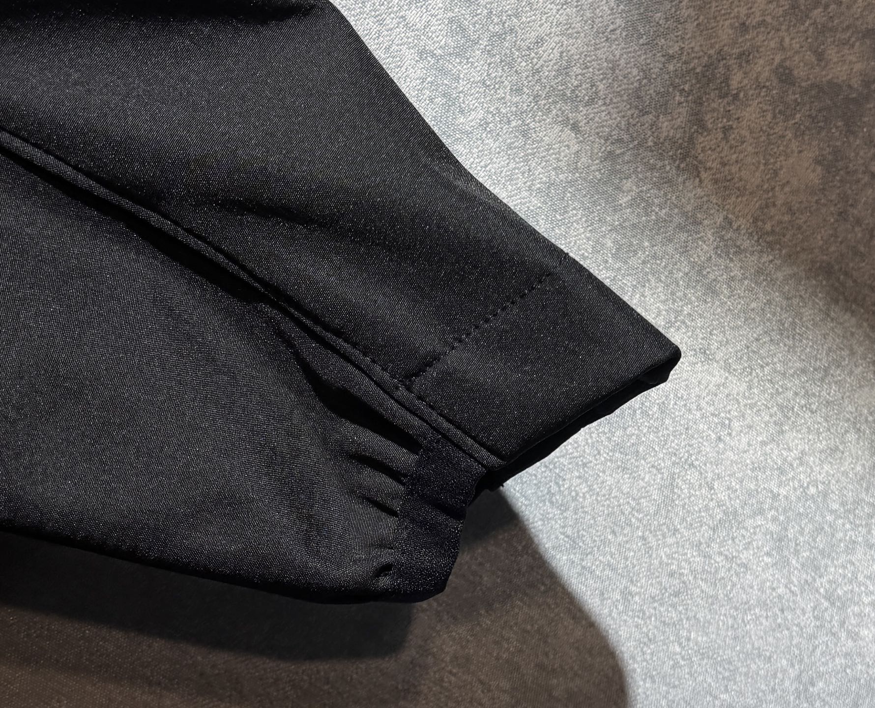 🔥始祖鸟 2025新款秋冬男士新品 防风防雨夹克冲锋衣！连帽外套更是秋冬衣橱里必不可少的一件，百搭单品。