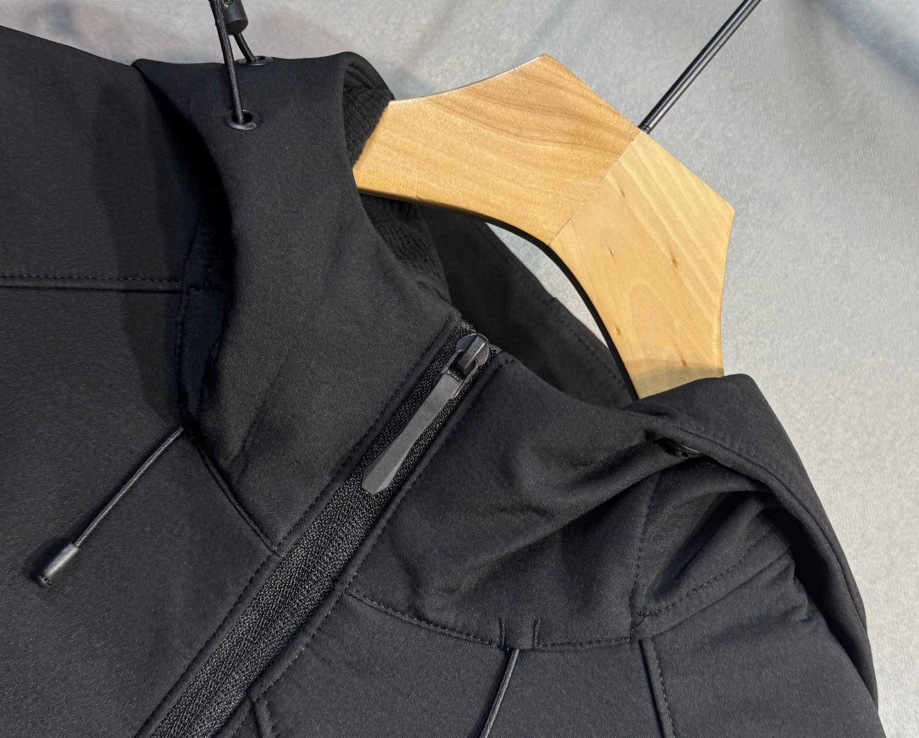 🔥始祖鸟 2025新款秋冬男士新品 防风防雨夹克冲锋衣！连帽外套更是秋冬衣橱里必不可少的一件，百搭单品。