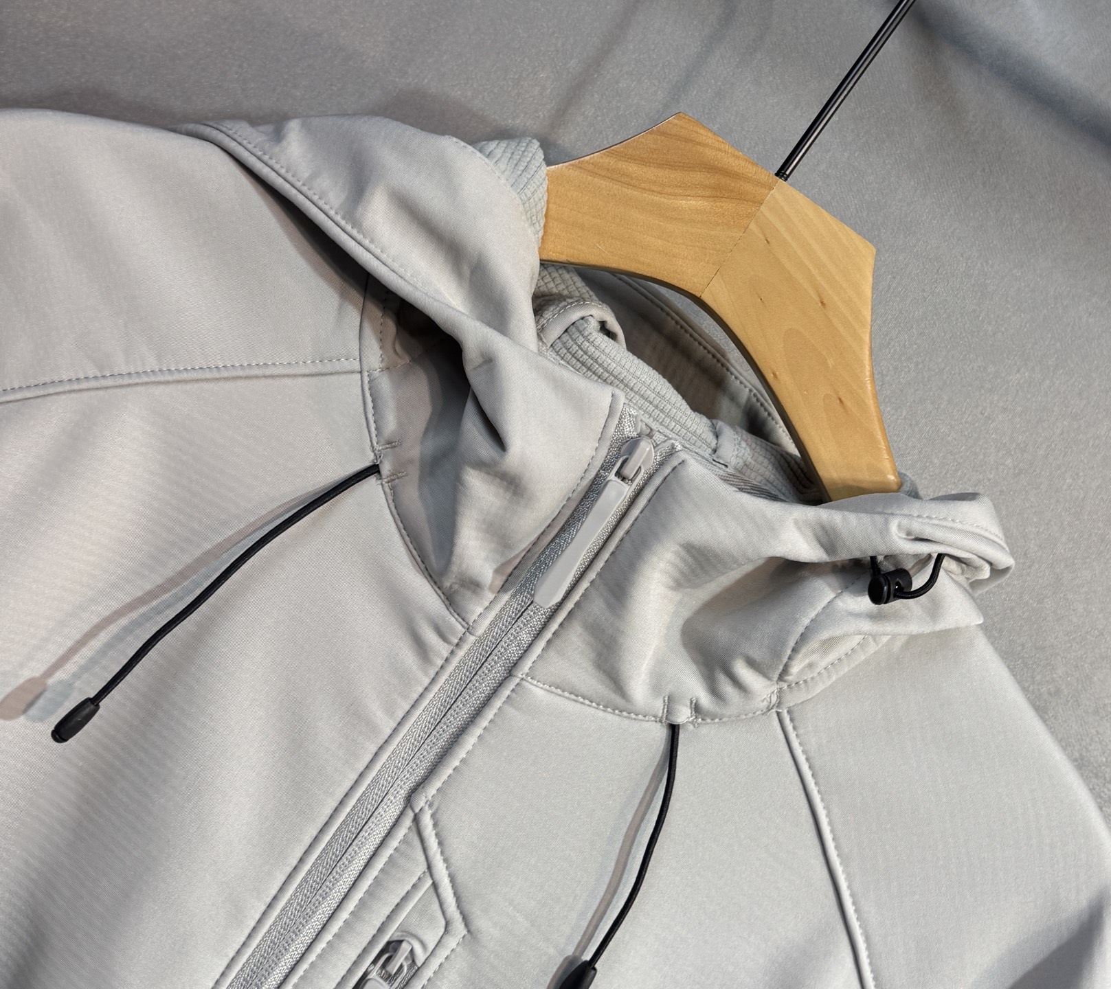 🔥始祖鸟 2025新款秋冬男士新品 防风防雨夹克冲锋衣！连帽外套更是秋冬衣橱里必不可少的一件，百搭单品。