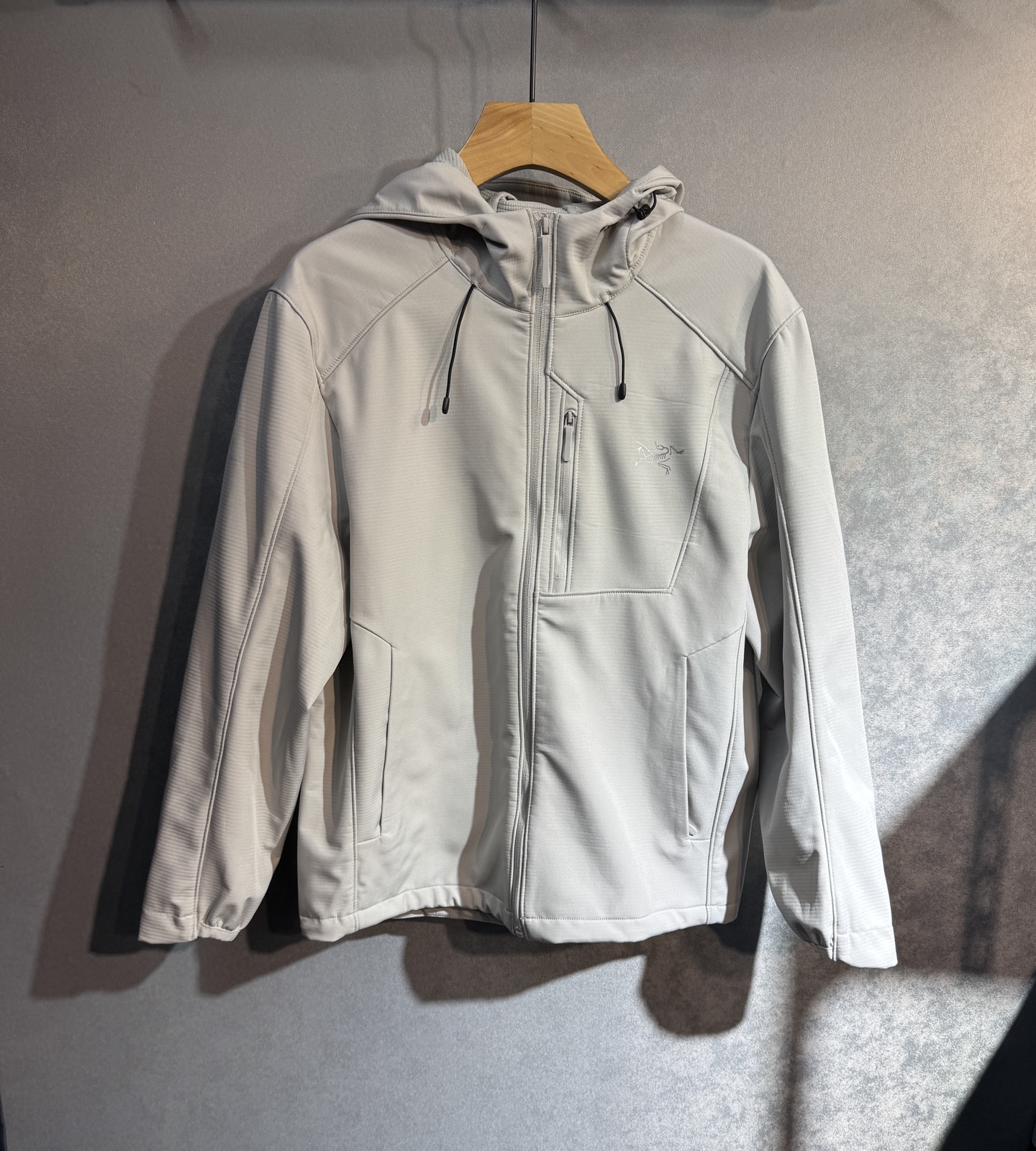 🔥始祖鸟 2025新款秋冬男士新品 防风防雨夹克冲锋衣！连帽外套更是秋冬衣橱里必不可少的一件，百搭单品。