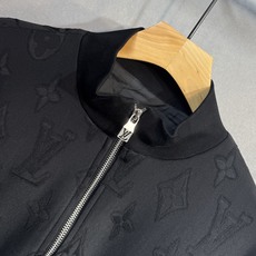 🔥LV 路易威登 2025FW秋冬新品外套 该款夹克外层超柔聚酯纤维防风防水,功能与时尚型兼具。100% 🔥LV 路易威登 2025FW秋冬新品外套 该款夹克外层超柔聚酯纤维防风防水,功能与时尚型兼具。100%