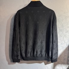 🔥LV 路易威登 2025FW秋冬新品外套 该款夹克外层超柔聚酯纤维防风防水,功能与时尚型兼具。100% 🔥LV 路易威登 2025FW秋冬新品外套 该款夹克外层超柔聚酯纤维防风防水,功能与时尚型兼具。100%