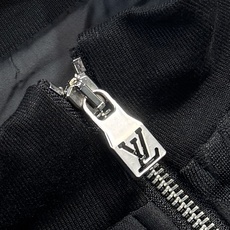 🔥LV 路易威登 2025FW秋冬新品外套 该款夹克外层超柔聚酯纤维防风防水,功能与时尚型兼具。100% 🔥LV 路易威登 2025FW秋冬新品外套 该款夹克外层超柔聚酯纤维防风防水,功能与时尚型兼具。100%