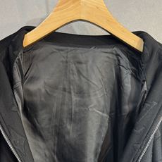 🔥LV 路易威登 2025FW秋冬新品外套 该款夹克外层超柔聚酯纤维防风防水,功能与时尚型兼具。100% 🔥LV 路易威登 2025FW秋冬新品外套 该款夹克外层超柔聚酯纤维防风防水,功能与时尚型兼具。100%
