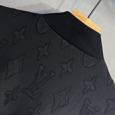 🔥LV 路易威登 2025FW秋冬新品外套 该款夹克外层超柔聚酯纤维防风防水,功能与时尚型兼具。100% 🔥LV 路易威登 2025FW秋冬新品外套 该款夹克外层超柔聚酯纤维防风防水,功能与时尚型兼具。100%