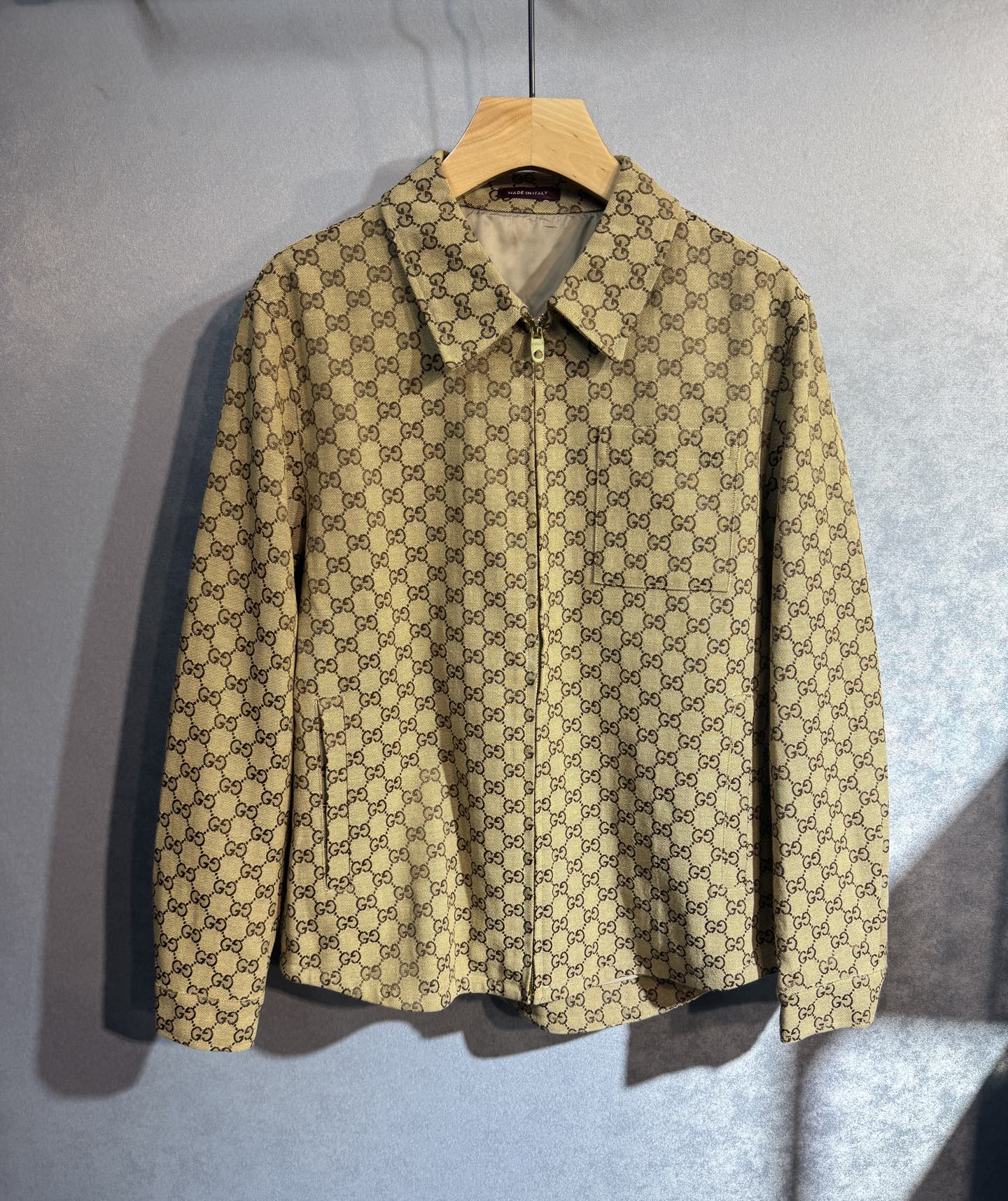 🔥GUCCI 古奇 2025FW秋冬新品外套 该款夹克外层超柔聚酯纤维防风防水，功能与时尚型兼具。100