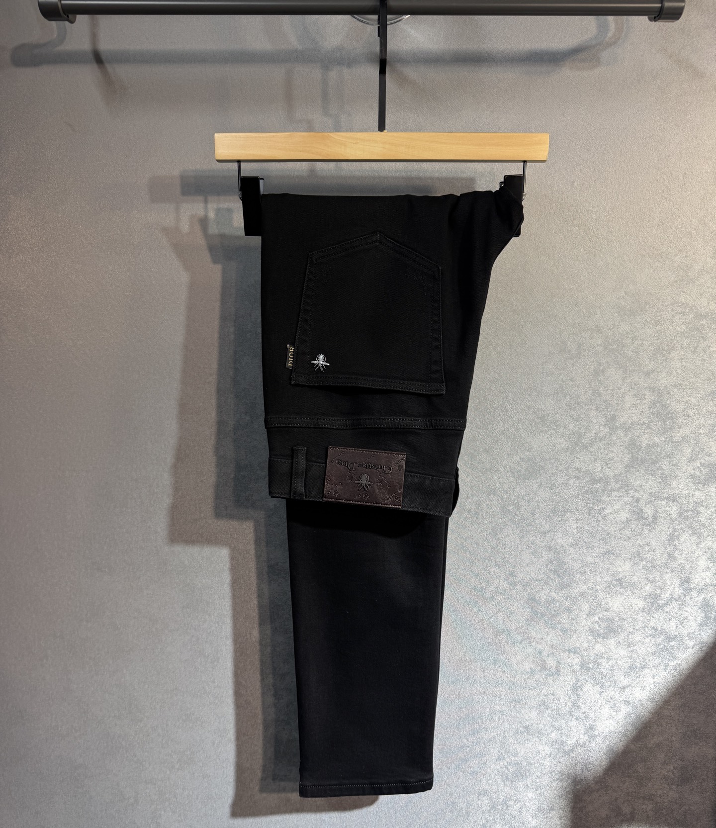 NO:595373,DIOR Dior's new autumn jeans are a hot seller in the counter. They share taste and value. They are very comfortable to wear. They are low-key yet luxurious. They are very classy when worn. Needless to say the style and cut of the pants. The upper body is exquisite and vivid. Really first-class top quality materials. Really palace-level casual pants, using Turkish cotton A33 to produce the most famous denim. The quality is outstanding. After heavy washing, the pants are very soft. The straight-leg version is not picky and the upper body is absolutely stylish.  Extremely luxurious!  Code number 29-38.No 37 bs,,dior,dior,jeans,alexander wang19860909DIOR 迪奥 秋季新款牛仔裤专柜热销款 品味与价值共享 身穿着非常舒适 低调不失奢华 穿出去非常有档次,裤型款式和裁剪亦无需多言 上身精致跃然.真正一等一顶级质料 真正殿堂级的休闲裤,选用土耳其的棉花 A33生产出最有名的单宁布 品质卓然 经过重水洗使得裤子很柔软 直脚的版型 不挑人 上身绝对的有型 极度奢华！码数29-38.无37 bs,,dior,dior,jeans,alexander wang,Men's clothing