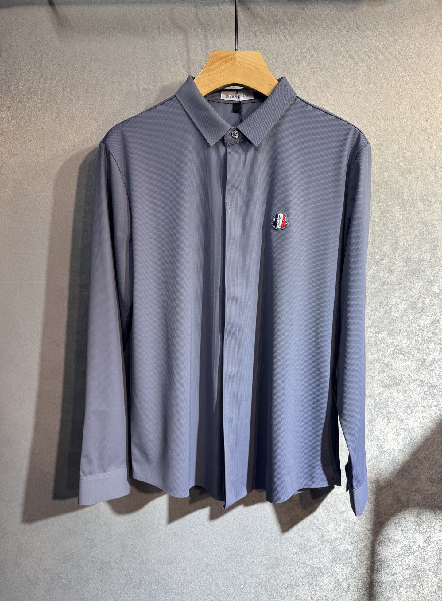 🔥MONCLER 蒙口 2025秋冬新款长袖衬衫 高品质意大利定制面料，抗皱透气舒适，高密度制作，时尚百
