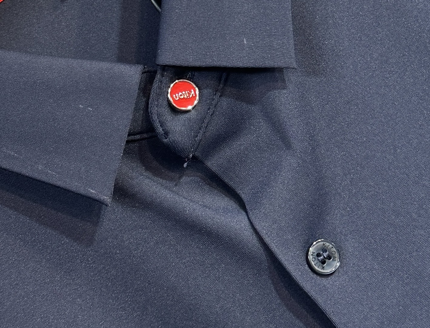 🔥KITON 2025秋冬新款长袖衬衫 高品质意大利定制面料，抗皱透气舒适，高密度制作，时尚百搭，帅气十