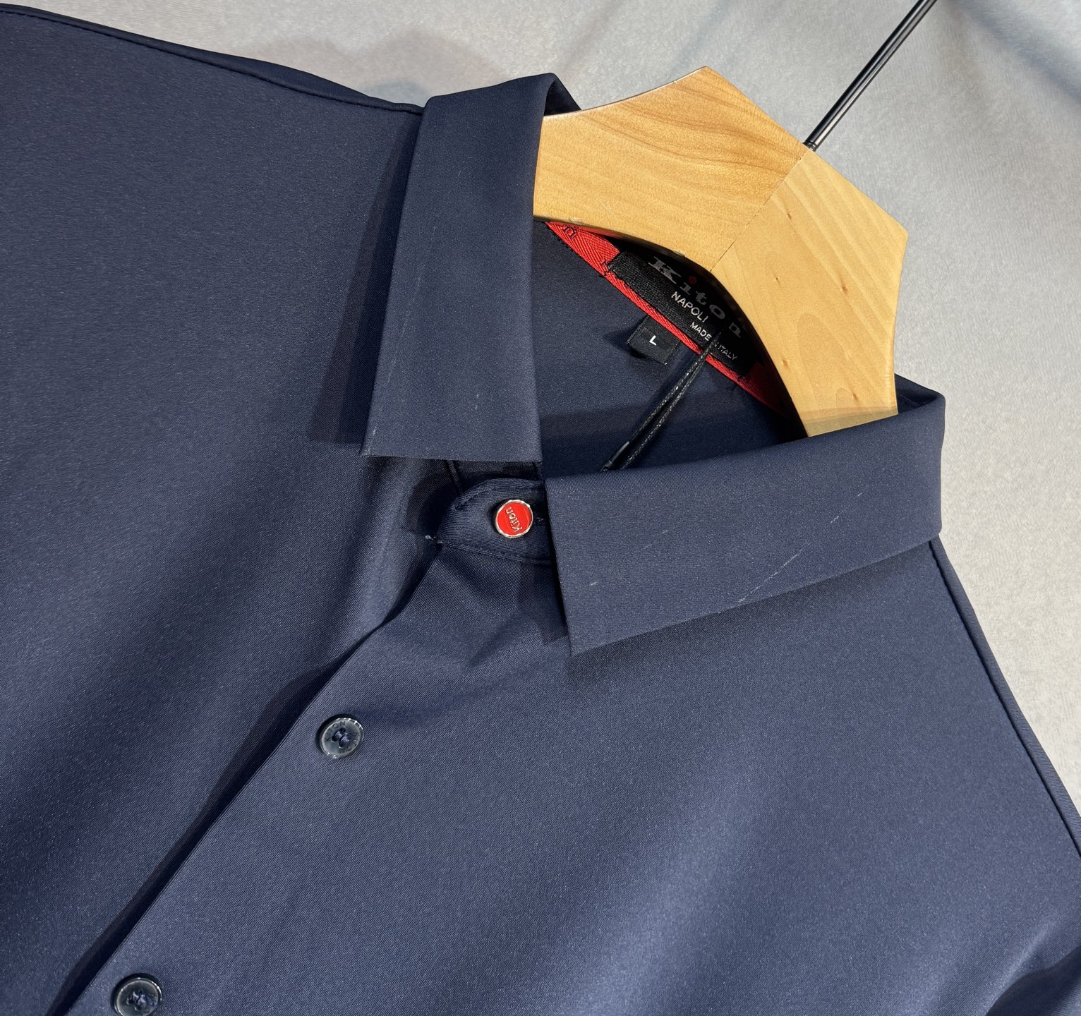 🔥KITON 2025秋冬新款长袖衬衫 高品质意大利定制面料，抗皱透气舒适，高密度制作，时尚百搭，帅气十