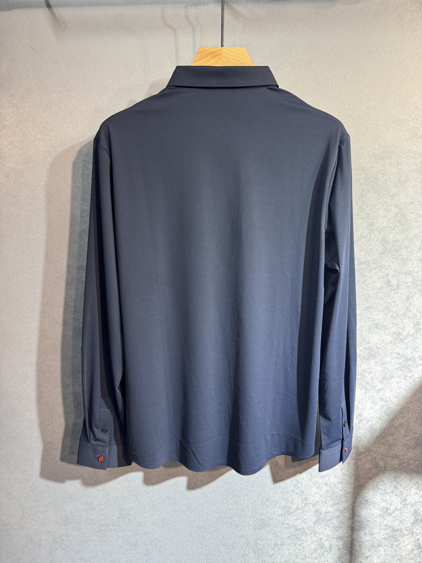 🔥KITON 2025秋冬新款长袖衬衫 高品质意大利定制面料，抗皱透气舒适，高密度制作，时尚百搭，帅气十