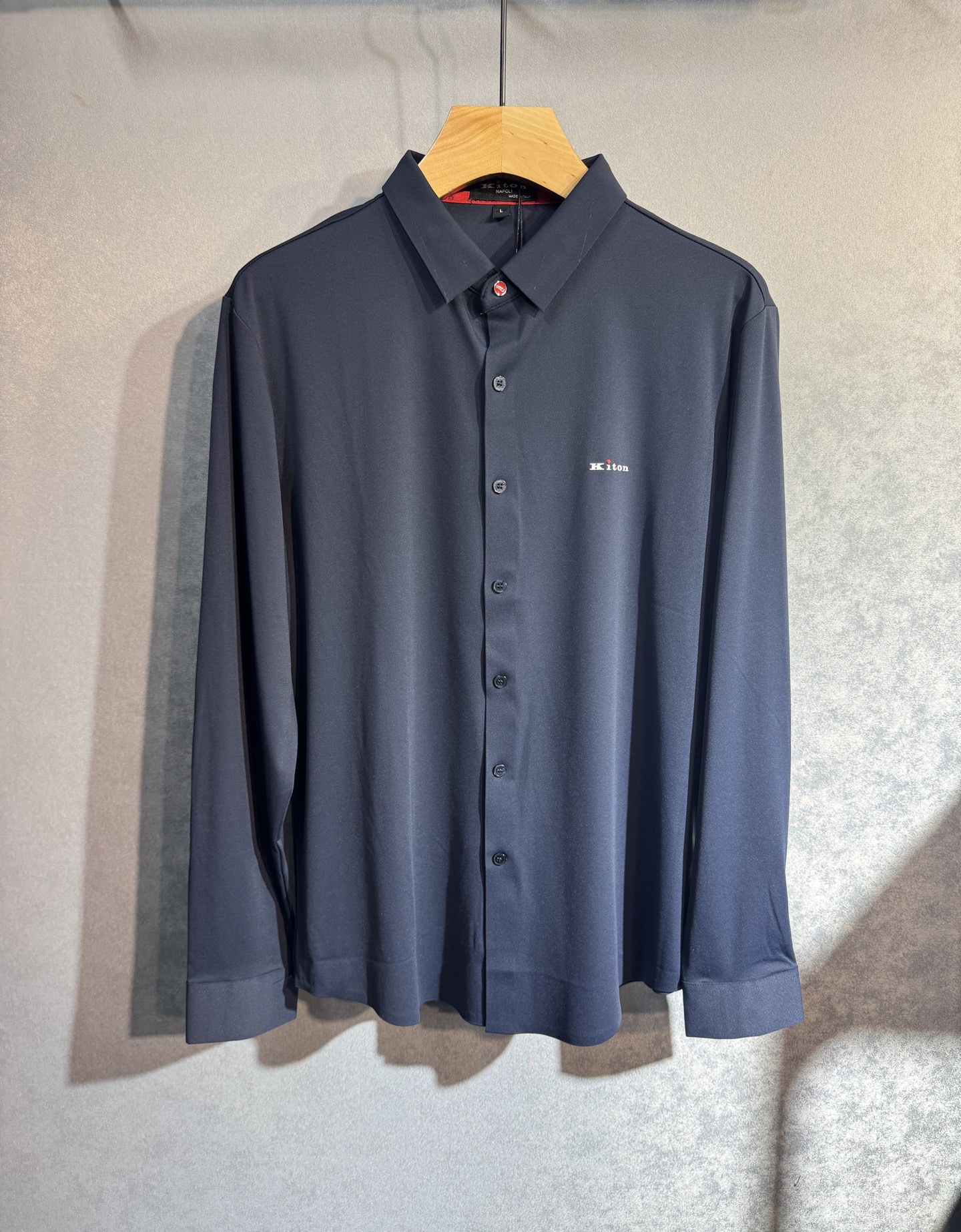 🔥KITON 2025秋冬新款长袖衬衫 高品质意大利定制面料，抗皱透气舒适，高密度制作，时尚百搭，帅气十