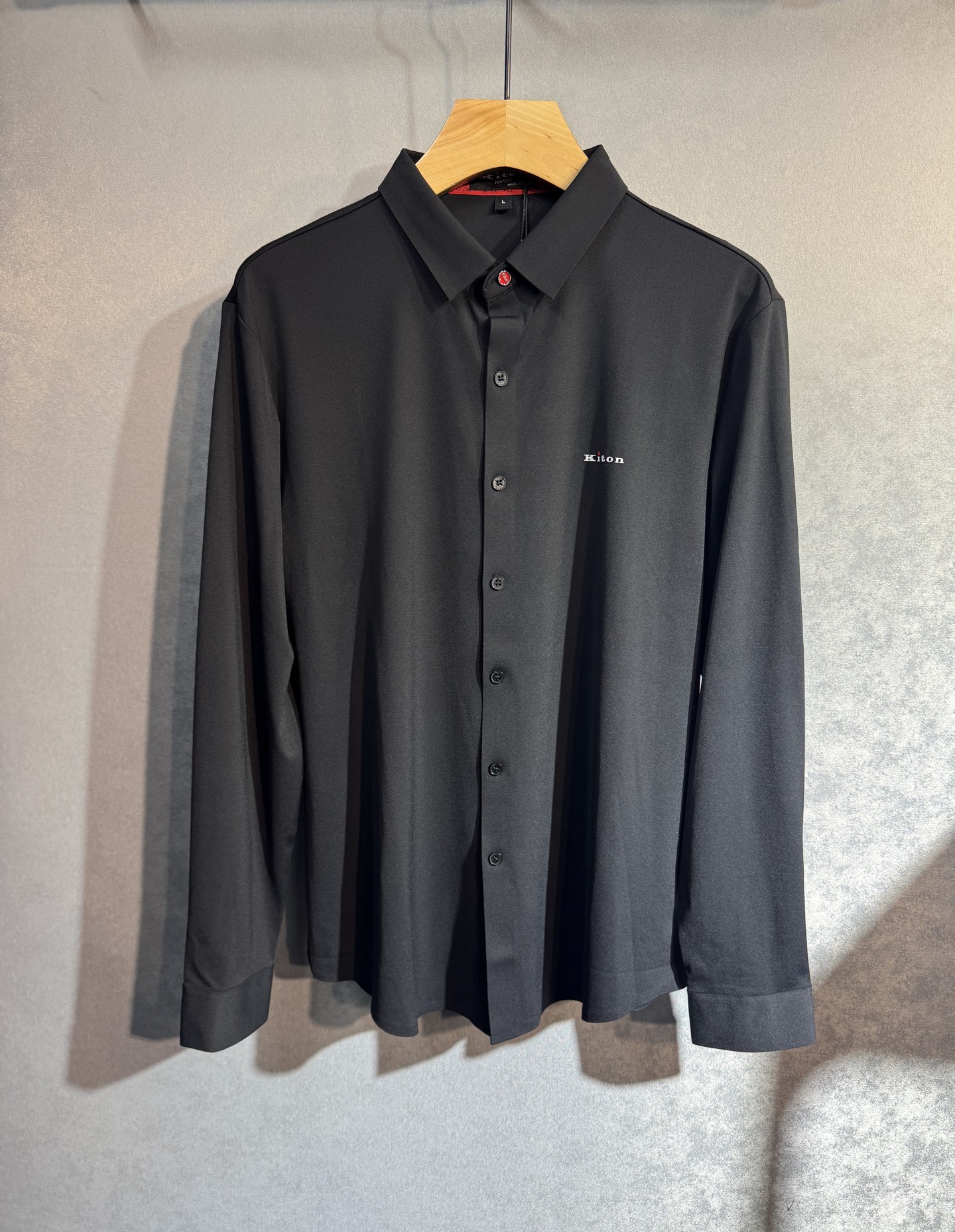 🔥KITON 2025秋冬新款长袖衬衫 高品质意大利定制面料，抗皱透气舒适，高密度制作，时尚百搭，帅气十