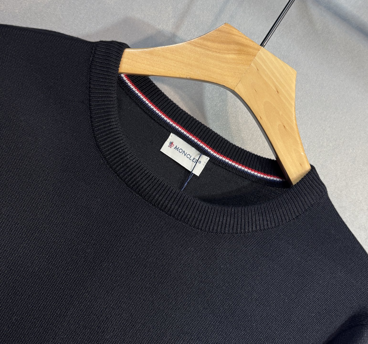 🔥MONCLER 蒙口 25年秋冬新款 经典男士针织毛衣 官网同步新款 采用棉质平纹针织面料精心制作，标