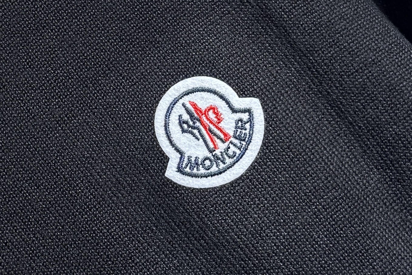 🔥MONCLER 蒙口 25年秋冬新款 经典男士针织毛衣 官网同步新款 采用棉质平纹针织面料精心制作，标
