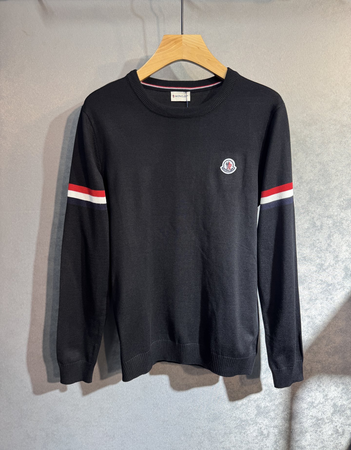 🔥MONCLER 蒙口 25年秋冬新款 经典男士针织毛衣 官网同步新款 采用棉质平纹针织面料精心制作，标