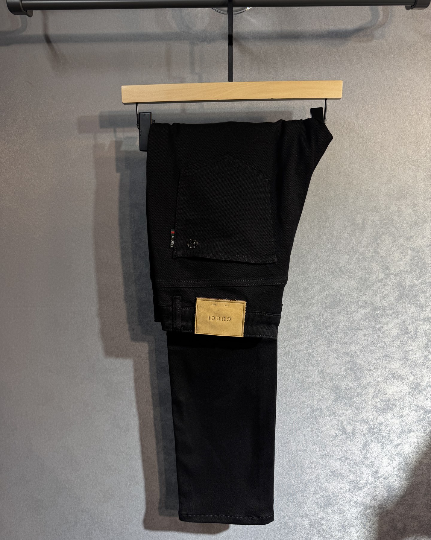 NO:595285,GUCCI's latest jeans counter bestseller in autumn and winter. Shared taste and value. Very comfortable to wear. Low-key yet luxurious. Very classy to wear. Needless to say the trousers style and cut. The upper body is exquisite. Really first-class materials. Really palace-level casual pants, using Turkish cotton. A33 produces the most famous denim of outstanding quality. Heavy washing makes the trousers very soft. The straight-leg version is not picky. The upper body is absolutely stylish.  Extremely luxurious!  Code number 29-40.No 37,,gucci,jeans,alexander wang19860909GUCCI 古奇 秋冬最新品牛仔裤专柜热销款 品味与价值共享 身穿着非常舒适 低调不失奢华 穿出去非常有档次,裤型款式和裁剪亦无需多言 上身精致跃然.真正一等一顶级质料 真正殿堂级的休闲裤,选用土耳其的棉花 A33生产出最有名的单宁布品质卓然 经过重水洗使得裤子很柔软 直脚的版型 不挑人 上身绝对的有型 极度奢华！码数29-40.无37,,gucci,jeans,alexander wang,Men's clothing