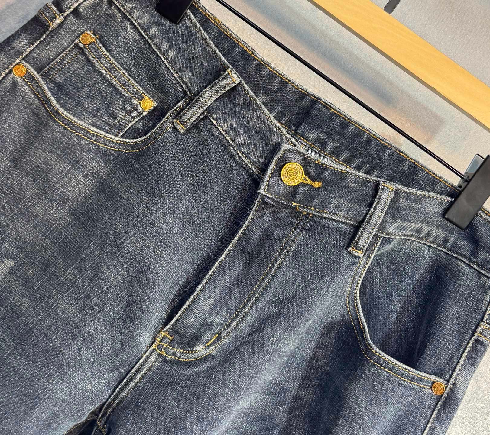 🔥GUCCI 古奇 秋冬新款牛仔裤🔥专柜热销款 品味与价值共享 身穿着非常舒适 低调不失奢华 穿出去非常