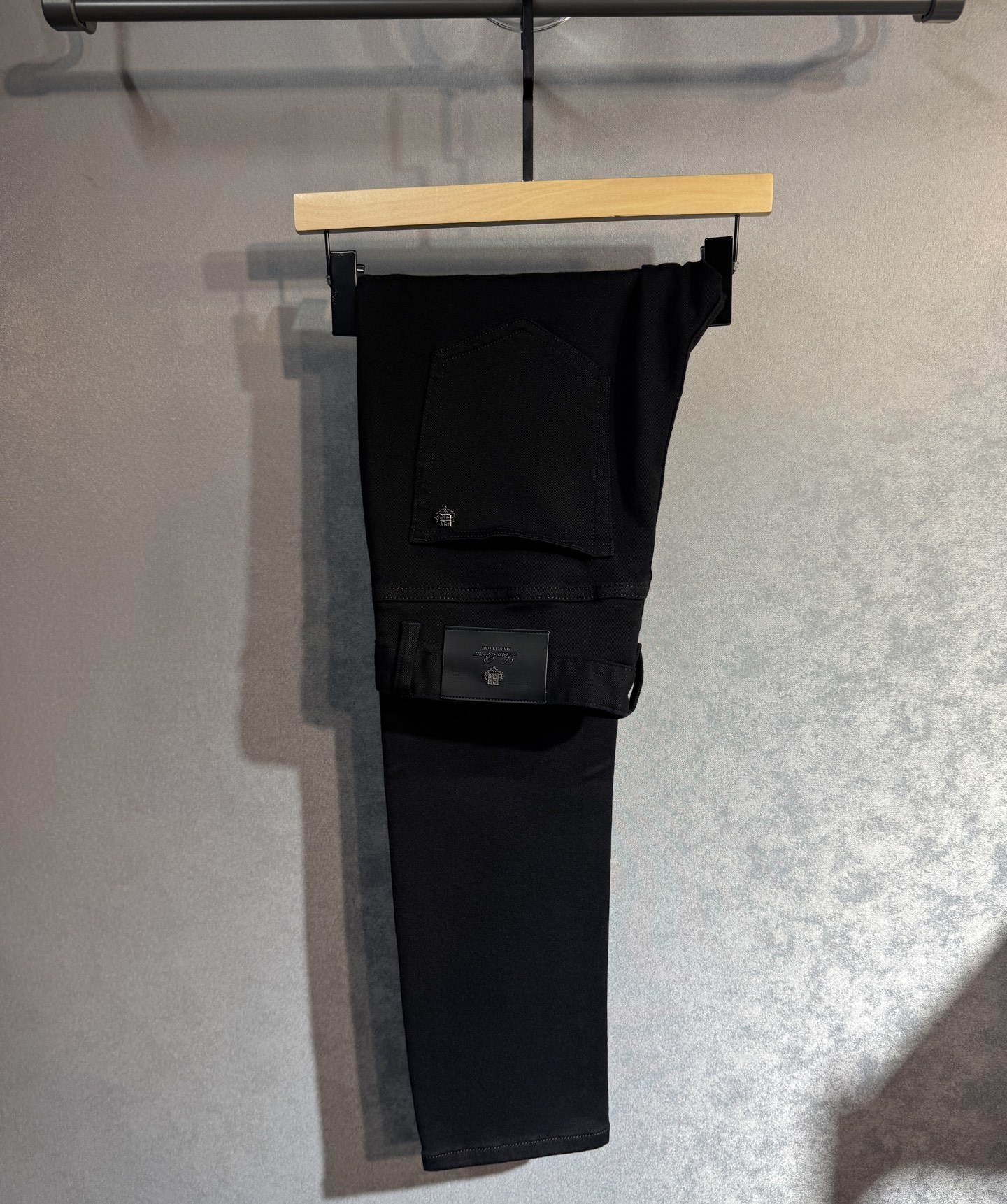 NO:595281,LP Nuo You Pian Ya's new autumn and winter jeans counter's best-selling model shares taste and value. It is very comfortable to wear. It is low-key yet luxurious. It is very classy when worn. There is no need to say much about the trousers style and cut. The upper body is exquisite and vivid. Real first-class and top-quality materials. Really palace-level casual pants, selected pure cotton fabrics with outstanding quality w3. The straight-leg version is not picky. The upper body is absolutely stylish and extremely luxurious!  Code number 29-40.No 37,,loro piana,jeans,alexander wang19860909LP 诺悠翩雅 秋冬新款牛仔裤专柜热销款 品味与价值共享 身穿着非常舒适 低调不失奢华 穿出去非常有档次,裤型款式和裁剪亦无需多言 上身精致跃然.真正一等一顶级质料 真正殿堂级的休闲裤,精选纯棉面料 w3品质卓然 直脚的版型 不挑人 上身绝对的有型 极度奢华！码数29-40.无37,,loro piana,jeans,alexander wang,Men's clothing