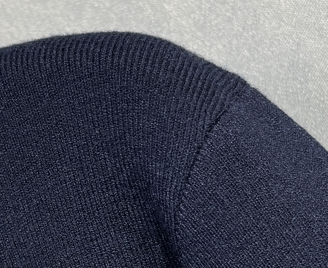 🔥D&G 杜嘉班纳 2025秋冬新款毛衣秋冬 高品质意大利进口面料，高密度针织，时尚百搭毛衣，帅气十足。