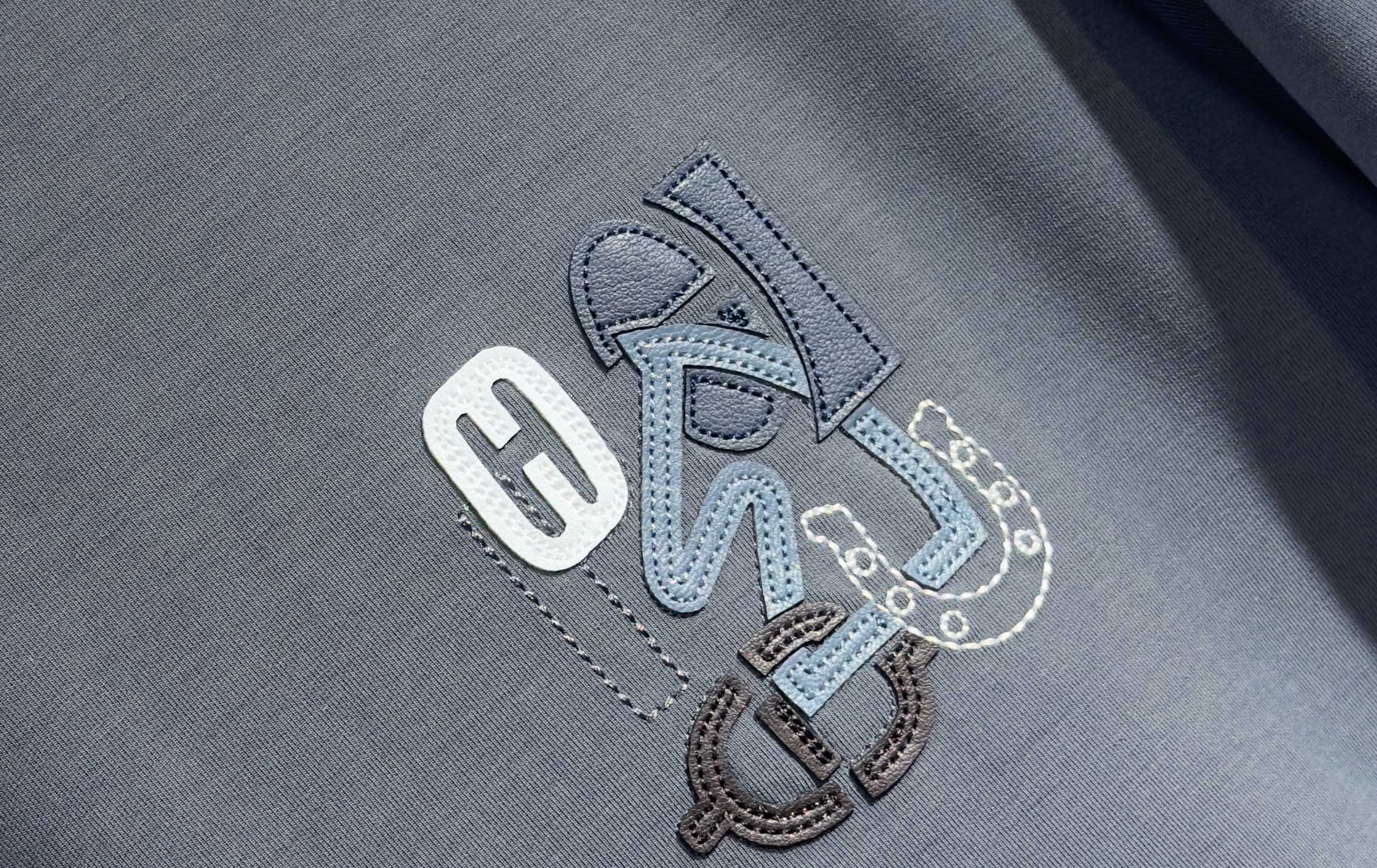 🔥HERMES 爱马仕 2025秋冬新品长袖，帅气时尚，胸前精致刺绣字母图案logo，简约百搭款。面料棉