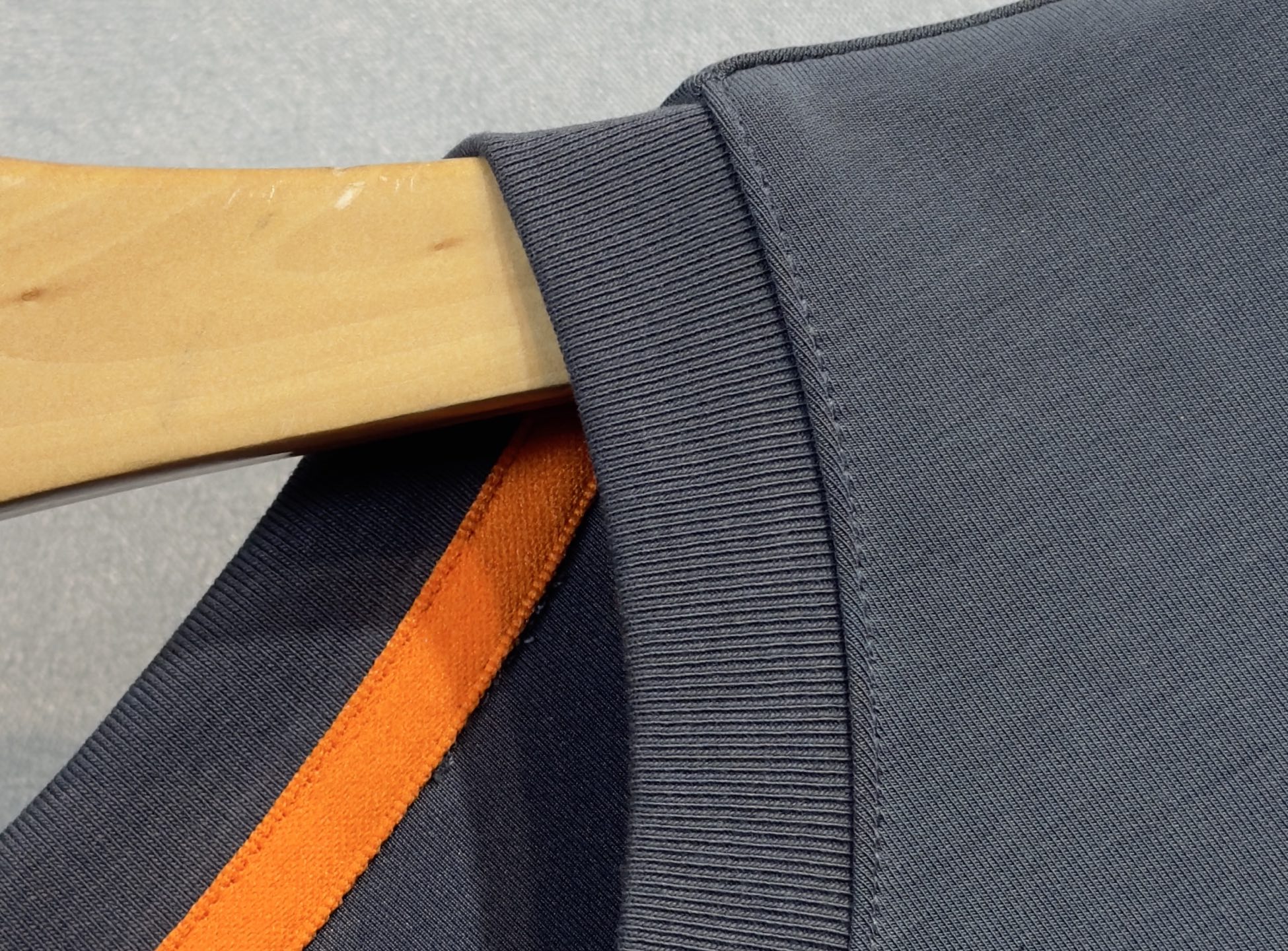 🔥HERMES 爱马仕 2025秋冬新品长袖，帅气时尚，胸前精致刺绣字母图案logo，简约百搭款。面料棉