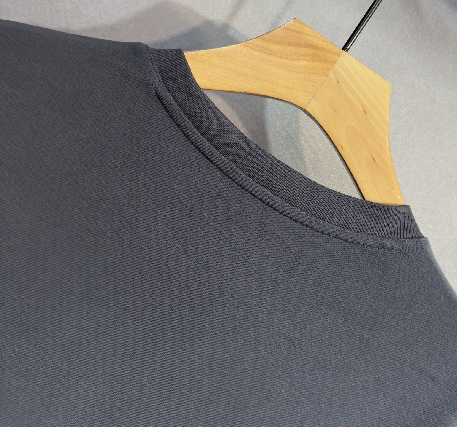 🔥HERMES 爱马仕 2025秋冬新品长袖，帅气时尚，胸前精致刺绣字母图案logo，简约百搭款。面料棉