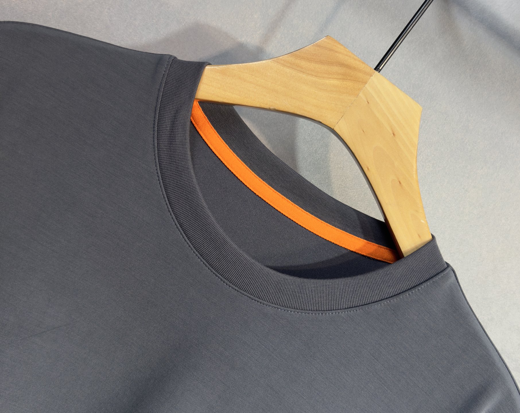 🔥HERMES 爱马仕 2025秋冬新品长袖，帅气时尚，胸前精致刺绣字母图案logo，简约百搭款。面料棉