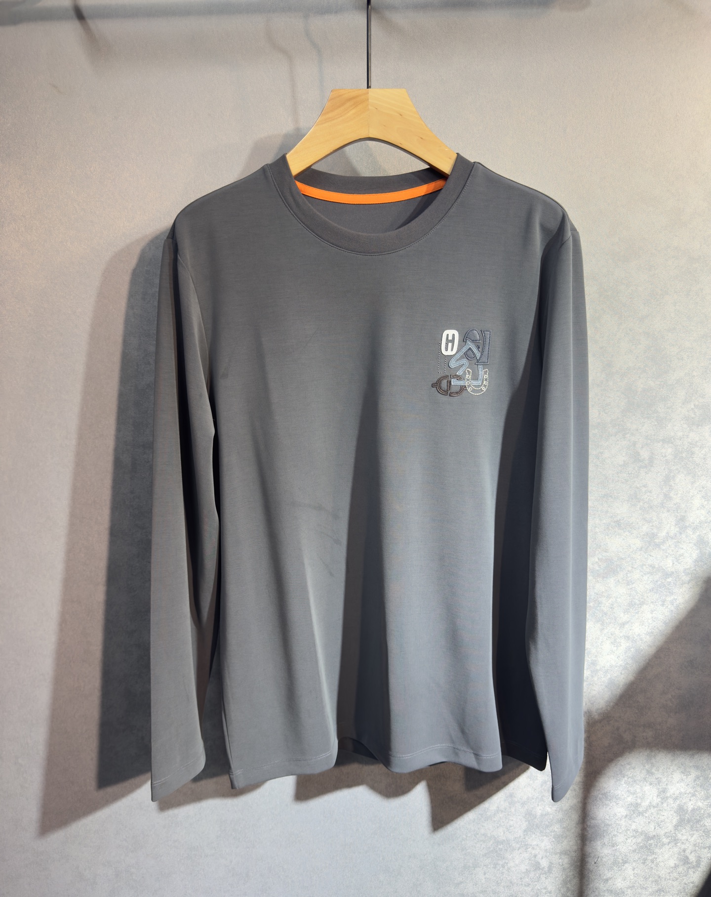 🔥HERMES 爱马仕 2025秋冬新品长袖，帅气时尚，胸前精致刺绣字母图案logo，简约百搭款。面料棉