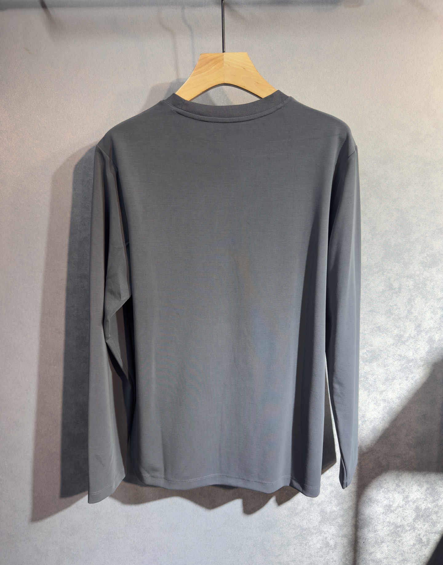 🔥HERMES 爱马仕 2025秋冬新品长袖，帅气时尚，胸前精致刺绣字母图案logo，简约百搭款。面料棉