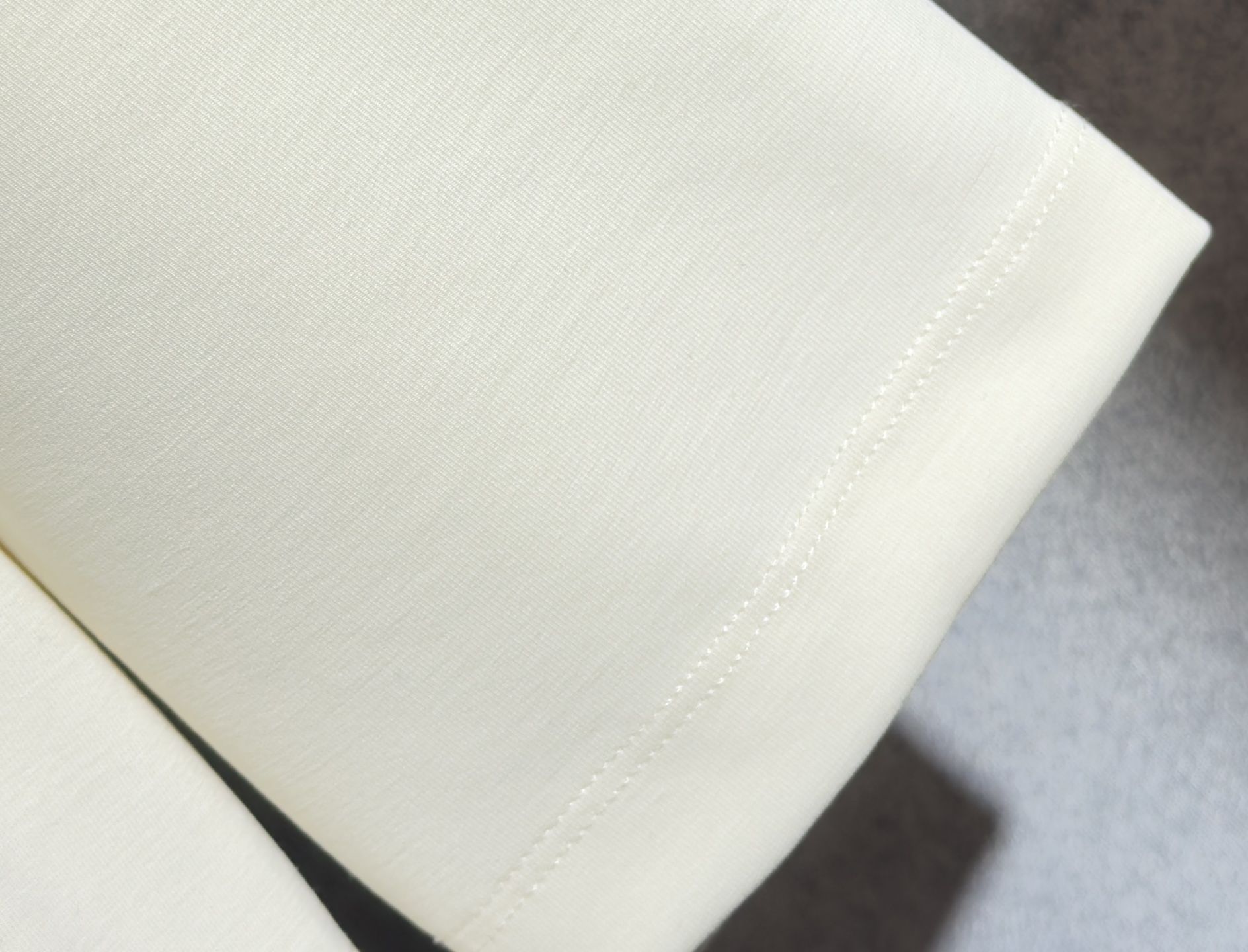 🔥HERMES 爱马仕 2025秋冬新品长袖，帅气时尚，胸前精致刺绣字母图案logo，简约百搭款。面料棉