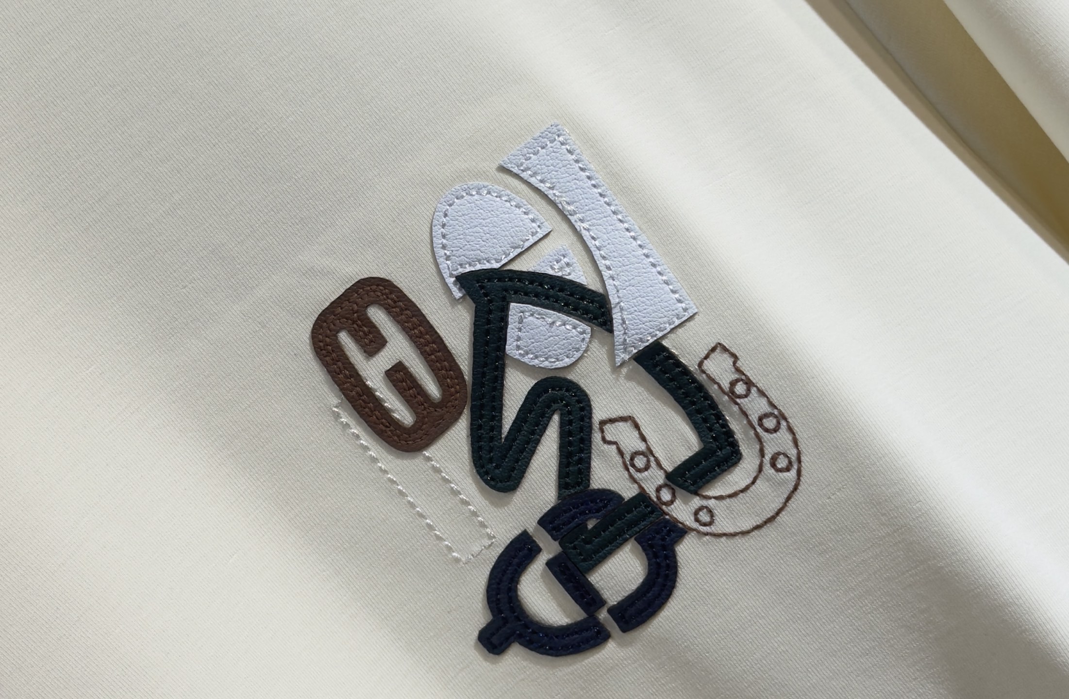 🔥HERMES 爱马仕 2025秋冬新品长袖，帅气时尚，胸前精致刺绣字母图案logo，简约百搭款。面料棉