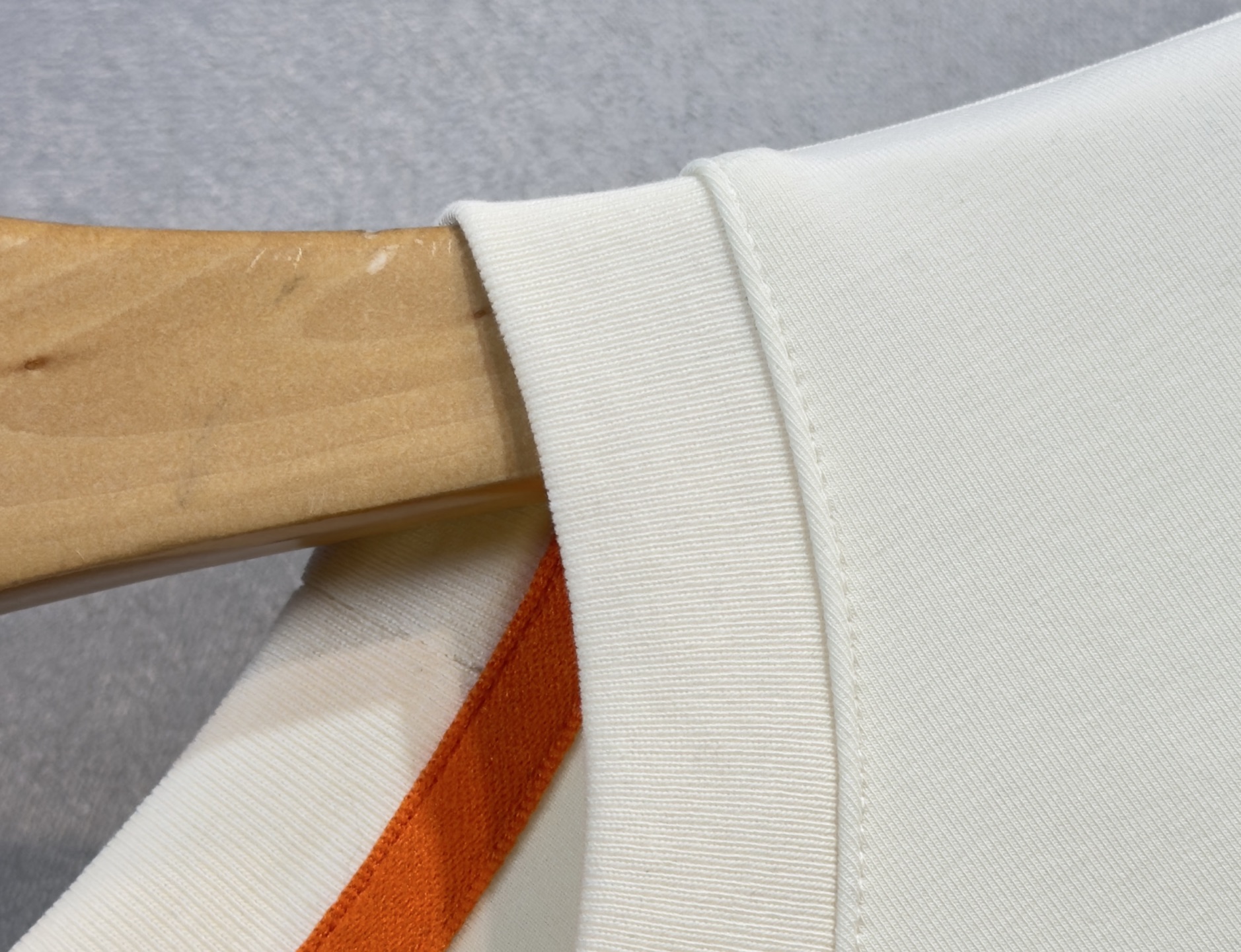 🔥HERMES 爱马仕 2025秋冬新品长袖，帅气时尚，胸前精致刺绣字母图案logo，简约百搭款。面料棉