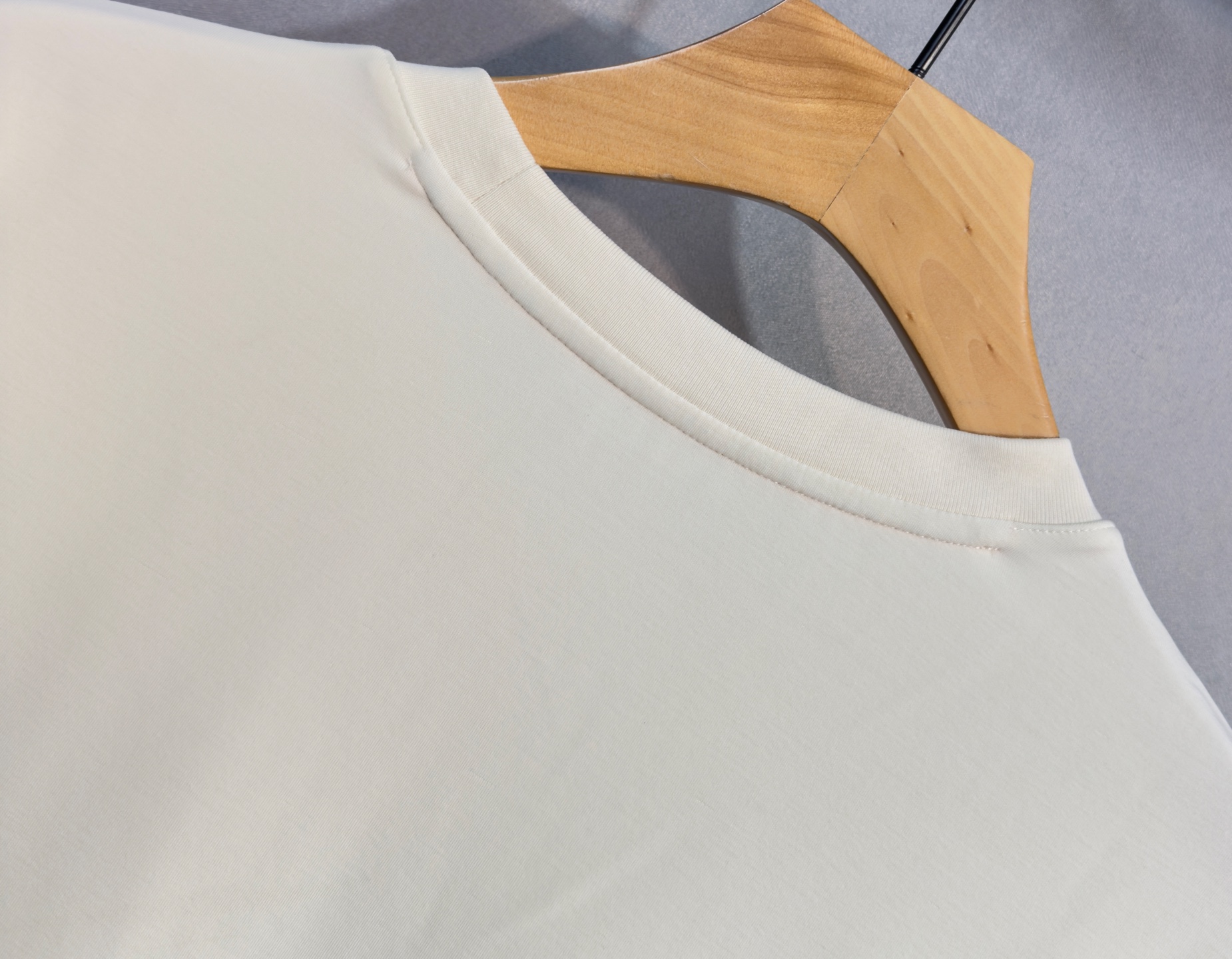 🔥HERMES 爱马仕 2025秋冬新品长袖，帅气时尚，胸前精致刺绣字母图案logo，简约百搭款。面料棉