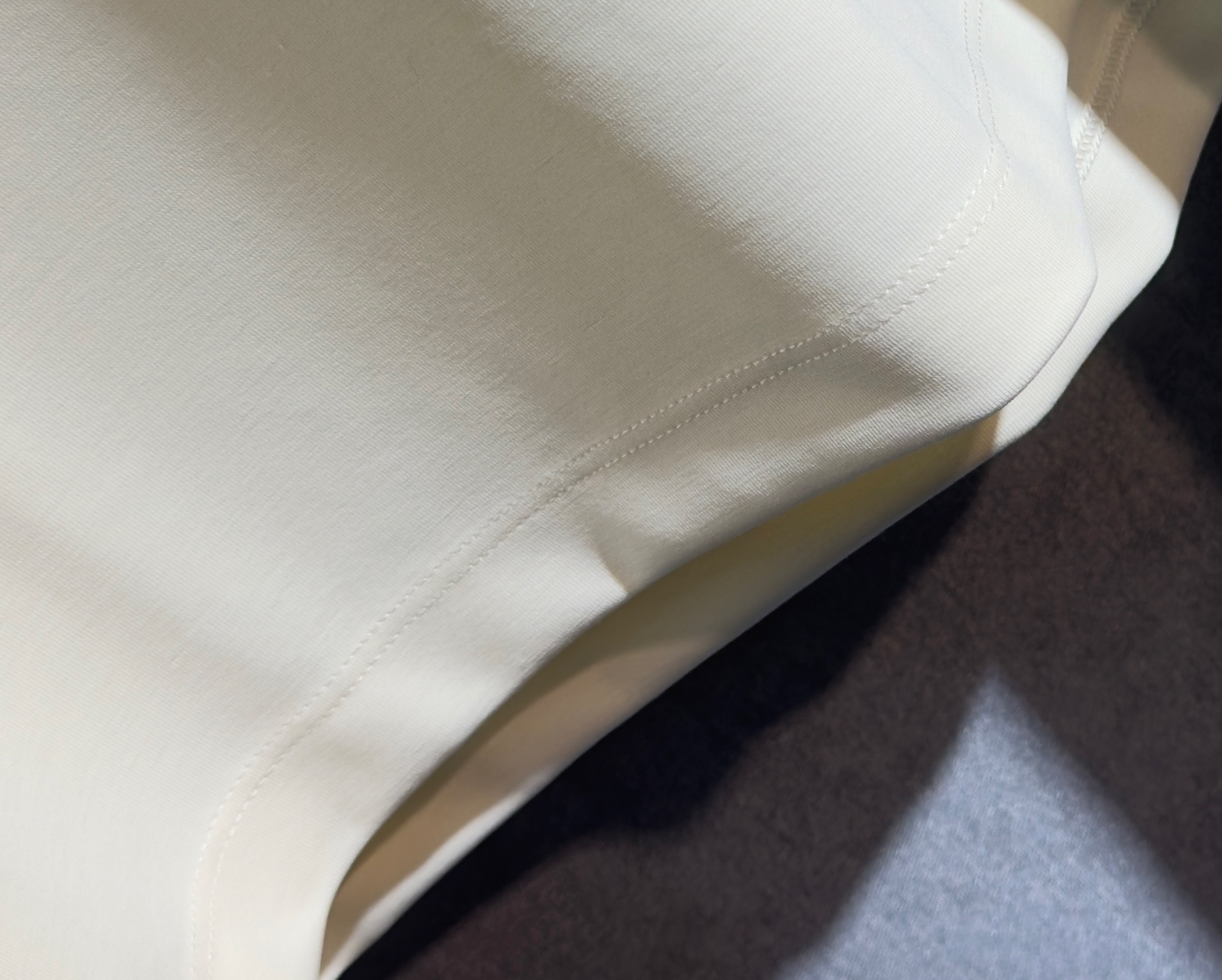 🔥HERMES 爱马仕 2025秋冬新品长袖，帅气时尚，胸前精致刺绣字母图案logo，简约百搭款。面料棉