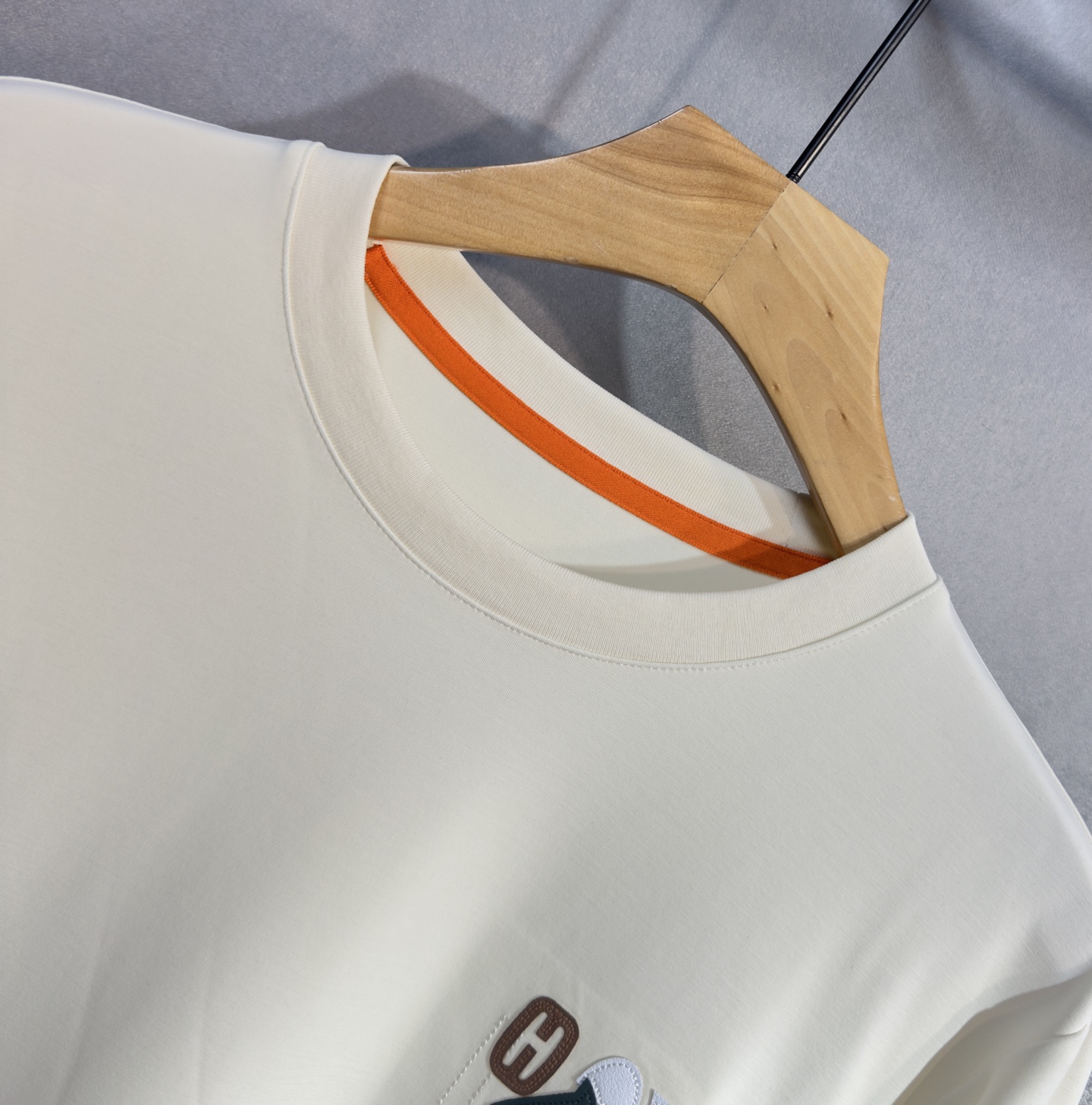 🔥HERMES 爱马仕 2025秋冬新品长袖，帅气时尚，胸前精致刺绣字母图案logo，简约百搭款。面料棉